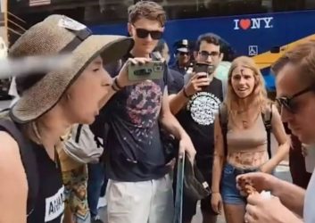 Νέα Υόρκη: Ετρωγε ανενόχλητος κεμπάπ σε διαμαρτυρία vegans