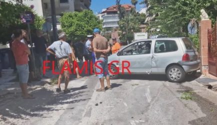 Πάτρα: Αμάξι έπεσε πάνω σε αυλή σπιτιού και ξήλωσε όλη την περίφραξη