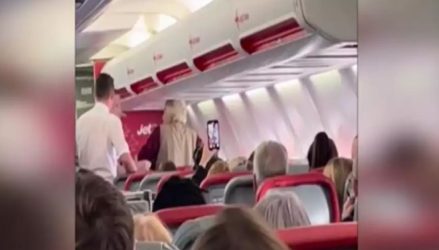 Πανικός σε πτήση για Ρόδο: Γυναίκα ούρησε στο κάθισμα της και χαστούκισε αεροσυνοδό!