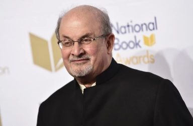 Σαλμάν Ρούσντι: Αθώος δήλωσε ο νεαρός δράστης – Η κατάσταση της υγείας του συγγραφέα