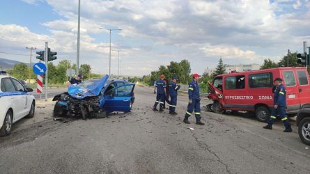 Σέρρες: Πυροσβεστικό όχημα συγκρούστηκε με αυτοκίνητο – Δύο τραυματίες (ΦΩΤΟ)