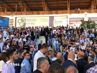 Κοσμοσυρροή έξω από το Βελλίδειο Συνεδριακό Κέντρο για την άφιξη του πρωθυπουργού (ΦΩΤΟ)