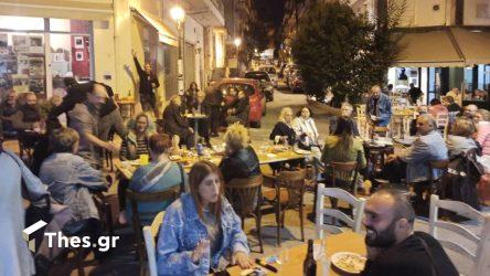 Νεάπολη: Κάτοικοι έστησαν τρικούβερτο γλέντι στον δρόμο (ΦΩΤΟ)