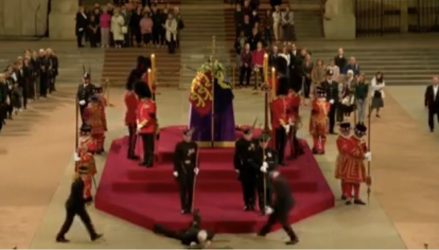 Μ. Βρετανία: Φρουρός λιποθύμησε δίπλα στο φέρετρο της βασίλισσας Ελισάβετ (ΒΙΝΤΕΟ)