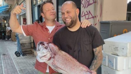 Ο ψαράς από την Θεσσαλονίκη που… έμαθε στον Τζέιμι ολιβερ πως φιλετάρουν (ΦΩΤΟ)