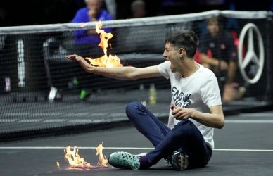 Laver Cup: Ακτιβιστής αυτοπυρπολήθηκε και διέκοψε τον αγώνα του Στέφανου Τσιτσιπά (ΒΙΝΤΕΟ)