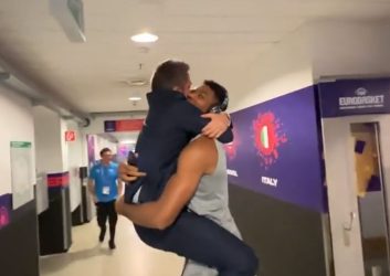 Eurobasket 2022: Επικό βίντεο με τον προπονητή της Ιταλίας να πηδάει στην αγκαλιά του Αντετοκούνμπο