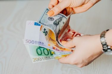 Επιτόκια: Tι σημαίνει για αγορές και δανειολήπτες το μπαράζ των αυξήσεων