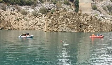 Ευρυτανία: Που στρέφονται οι έρευνες για τον εντοπισμό της 48χρονης – Κανένα ίχνος στον βυθό της λίμνης