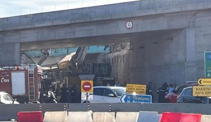 Κατέρρευσε υπό κατασκευή γέφυρα στα Μέγαρα – Ενας τραυματίας