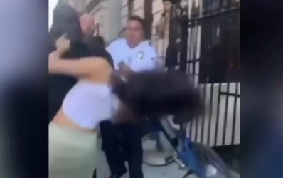 ΗΠΑ: Αστυνομικός χτυπάει 19χρονη και τη ρίχνει στο έδαφος (ΒΙΝΤΕΟ)