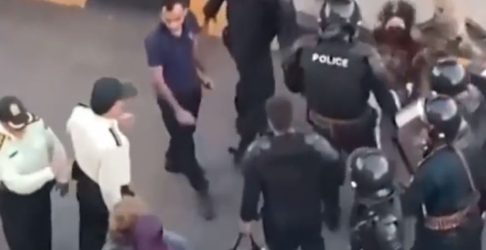 Βίντεο σοκ από το Ιράν: Αστυνομικοί χτυπούν και τραβούν από τα μαλλιά διαδηλώτριες