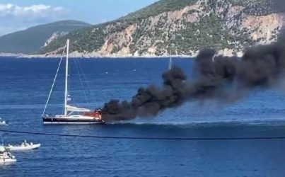 Φωτιά σε ιστιοφόρο σκάφος στην Κεφαλονιά – Σώοι οι έξι επιβάτες του (ΒΙΝΤΕΟ)