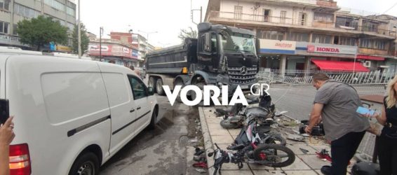 Θεσσαλονίκη: Φορτηγό εξετράπη της πορείας του και παρέσυρε αυτοκίνητα και μηχανάκια (ΒΙΝΤΕΟ & ΦΩΤΟ)