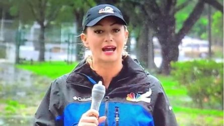 Φλόριντα: Ρεπόρτερ έγινε viral γιατί έβαλε προφυλακτικό γύρω από μικρόφωνο λόγω του τυφώνα Ιαν