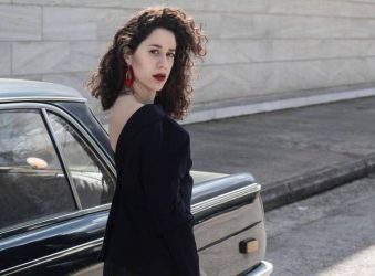 Μαρία Πετεβή: «Το τηλέφωνο χτυπάει και με ηρεμεί αλλά δεν με κολακεύει»