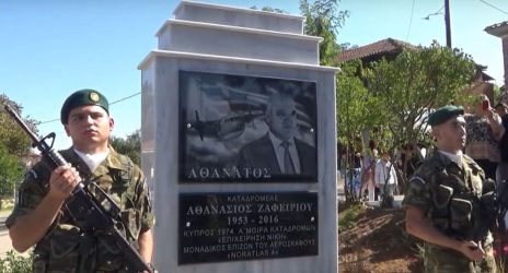 Σε κλίμα συγκίνησης έγιναν τα αποκαλυπτήρια του μνημείου για τον ήρωα Αθανάσιο Ζαφειρίου (ΒΙΝΤΕΟ)