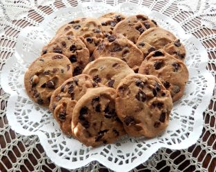 Εύκολα μπισκότα σοκολάτας χωρίς ζάχαρη (ΒΙΝΤΕΟ)