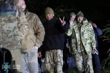 Ρωσία και Ουκρανία αντάλλαξαν κρατούμενους – Μαχητές του Azovstal και ο κουμπάρος του Πούτιν άλλαξαν χέρια