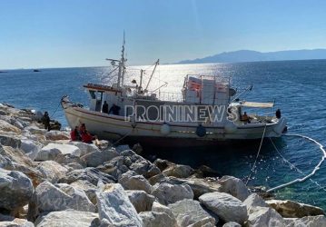 Αλιευτικό σκάφος έπεσε σε βράχια στην Καβάλα 