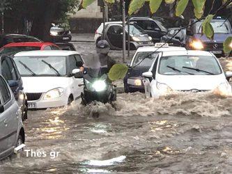 Κακοκαιρία στη Θεσσαλονίκη: Η στιγμή που τα νερά παρέσυραν διανομέα (ΒΙΝΤΕΟ)