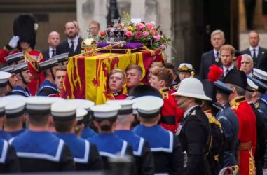 Βρετανία: Περίπου 250.000 άνθρωποι προσκύνησαν το φέρετρο της βασίλισσας Ελισάβετ