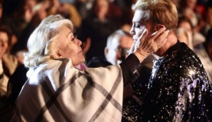 Μαρινέλλα: Ξέσπασε σε κλάματα σε παράσταση του Τάκη Ζαχαράτου (ΒΙΝΤΕΟ)