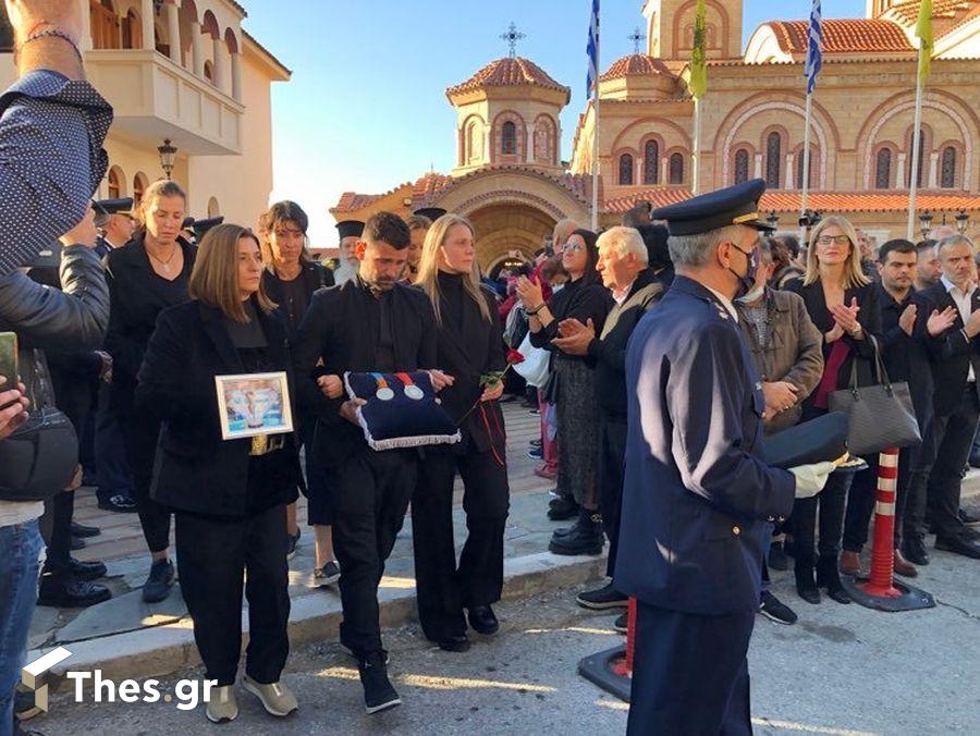 κηδεία Αλέξανδρου Νικολαϊδη στεφάνια εκκλησία