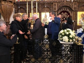 Συγκλονισμένος ο Σίμος Δανιηλίδης στην κηδεία του Αλέξανδρου Νικολαΐδη: Δεν μπορούσε να συγκρατήσει τα δάκρυά του (ΒΙΝΤΕΟ)