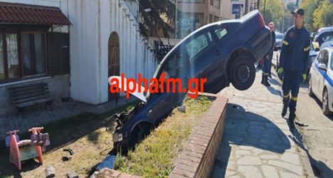 Σοκαριστικό τροχαίο στην Καστοριά: Αυτοκίνητο “καρφώθηκε” σε παιδικό σταθμό (ΒΙΝΤΕΟ & ΦΩΤΟ)
