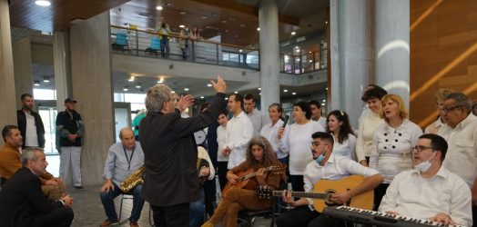Θεσσαλονίκη: Το δημαρχείο “πλημμύρισε” με τραγούδια από τη χορωδία του Σωματείου Ειδικής Αγωγής “Η Ζωή” (ΦΩΤΟ)