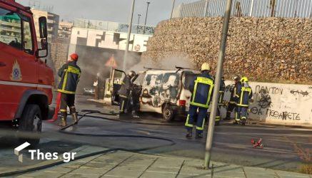 Θεσσαλονίκη: Οχημα τυλίχτηκε στις φλόγες στον κόμβο της Μακρυγιάννη (ΦΩΤΟ)