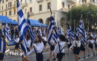 Θεσσαλονίκη: Πλήθος κόσμου στην μαθητική παρέλαση για την 28η Οκτωβρίου (ΦΩΤΟ)