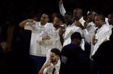 Οι Γκόλντεν Στέιτ Γουόριορς φόρεσαν τα δαχτυλίδια του πρωταθλητή του NBA