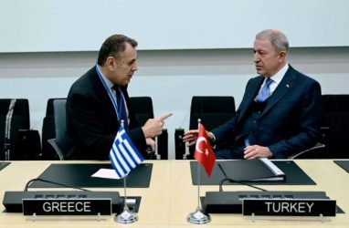 Σε εξέλιξη συνάντηση Παναγιωτόπουλου με Ακάρ στη Σύνοδο του ΝΑΤΟ
