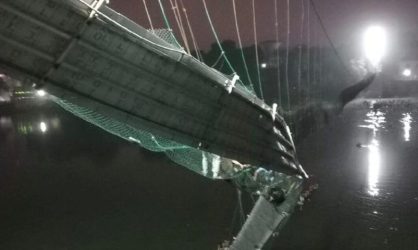 Σοκ στην Ινδία: Κατέρρευσε γέφυρα στο Γκουτζαράτ – Δεκάδες οι νεκροί και οι τραυματίες