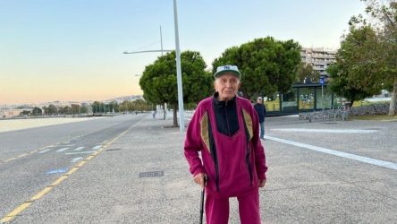 Είναι σχεδόν 100 ετών και όμως περπατάει κάθε μέρα την παραλία της Θεσσαλονίκης