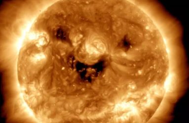 Η NASA κατέγραψε τον Ηλιο να χαμογελά και θυμίζει θέμα του Halloween