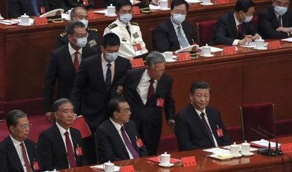 Κίνα: Εβγαλαν έξω από το συνέδριο του Κομμουνιστικού Κόμματος τον πρώην πρόεδρο Χου Τζιντάο (ΒΙΝΤΕΟ)