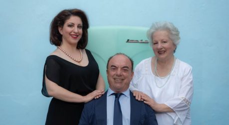 Θεσσαλονίκη: Ερχεται στο θέατρο Αμαλία η πολιτική ιλαροτραγωδία “ΠΑΤΑ ΤΟ ΚΟΥΜΠΙ”
