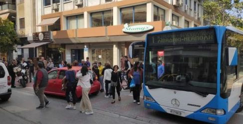 Λάρισα: Παράτησε το αυτοκίνητο της στη μέση του δρόμου για να πάει… κομμωτήριο