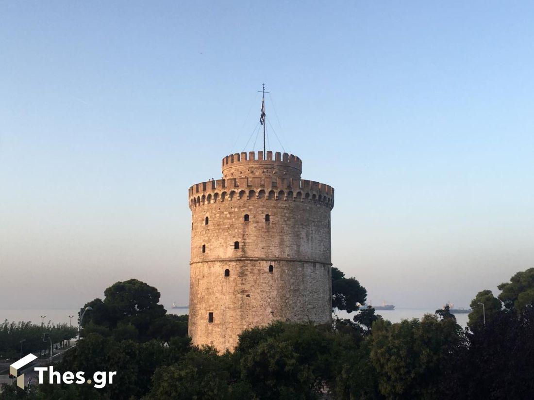 έπαρση της ελληνικής σημαίας στον Λευκό Πύργο