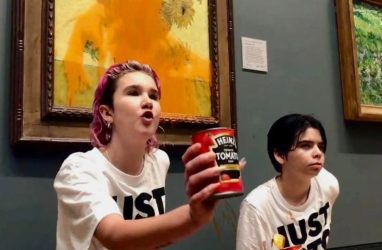 Απαγγέλθηκαν κατηγορίες στις ακτιβίστριες που πέταξαν ντοματόσουπα σε πίνακα του Βαν Γκογκ