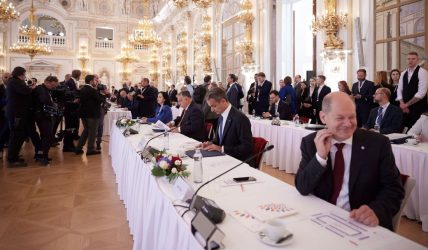 Πράγα: Ενταση μεταξύ Μητσοτάκη και Ερντογάν στο δείπνο των ηγετών
