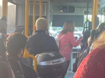 Οδηγός έβαλε το μηχανάκι του μέσα σε λεωφορείο για να μετακινηθεί