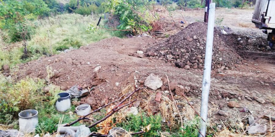 Θεσσαλονίκη: Ανδρας πετούσε παράνομα μπάζα σε οικόπεδο