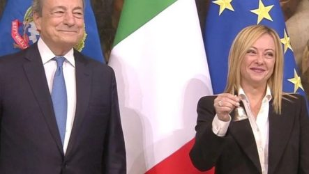 Ιταλία: Ο Ντράγκι παρέδωσε το «χρυσό καμπανάκι» στην ακροδεξιά Τζόρτζια Μελόνι