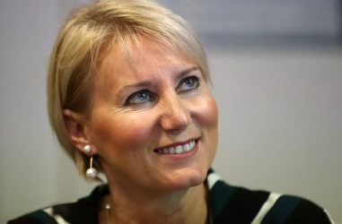 Νατάσα Παζαΐτη: Η σύζυγος του Κώστα Καραμανλή θα παίξει στο θέατρο