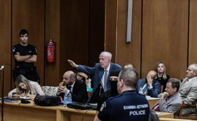 Δίκη Χρυσής Αυγής: Παρέμβαση του ΔΣΑ για το ναζιστικό χαιρετισμό του Κωνσταντίνου Πλεύρη
