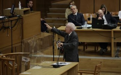 Συνεχίζει να προκαλεί ο Κωνσταντίνος Πλεύρης – Χαιρέτισε ξανά ναζιστικά στο δικαστήριο